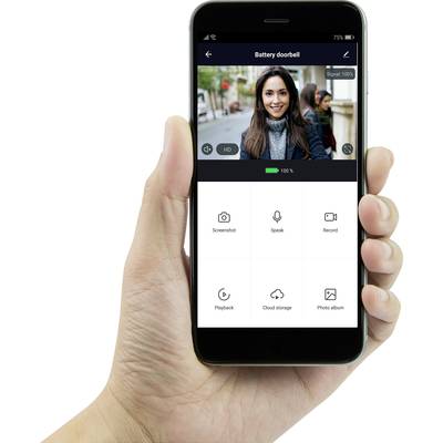 Person hält Smartphone mit einer Videoanruf-App, zeigt Gesprächspartnerin auf dem Bildschirm. Symbole für Screenshot, Sprache, Aufnahme sichtbar.