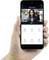 Person hält Smartphone mit einer Videoanruf-App, zeigt Gesprächspartnerin auf dem Bildschirm. Symbole für Screenshot, Sprache, Aufnahme sichtbar.