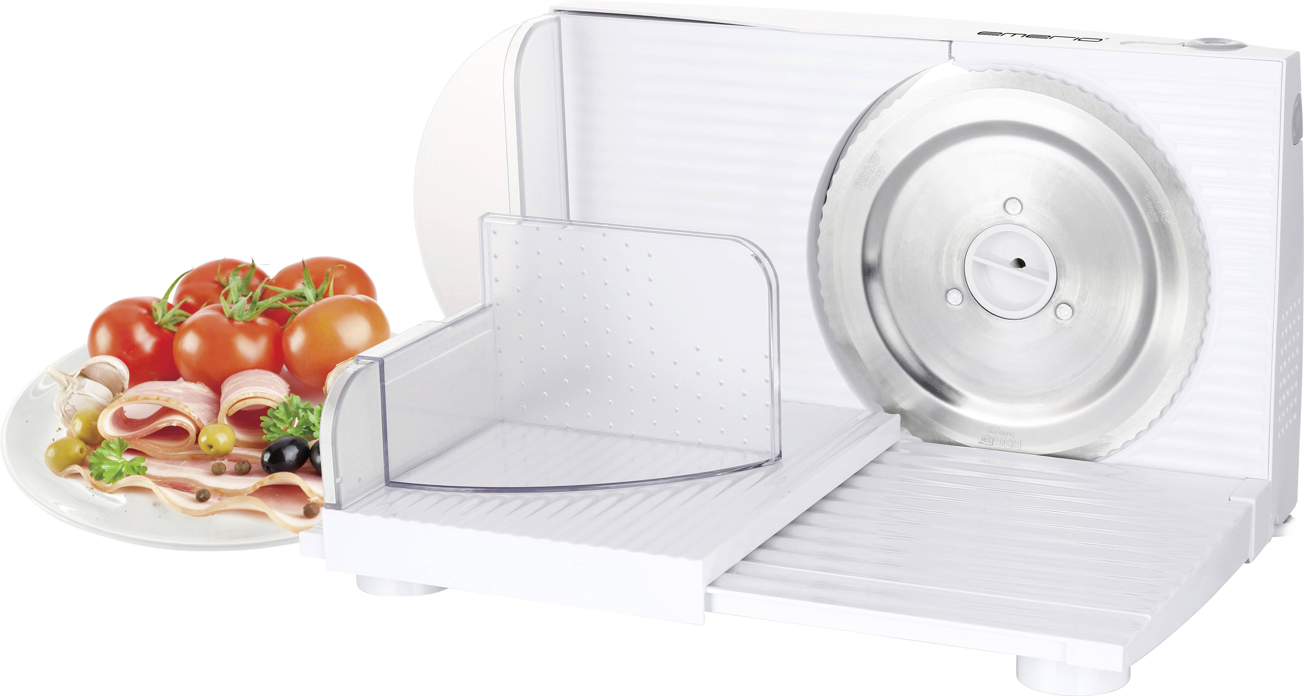 Elektrische Aufschnittmaschine mit scharfer Klinge, daneben ein Teller mit aufgeschnittenen Wurstwaren, Tomaten und Oliven.