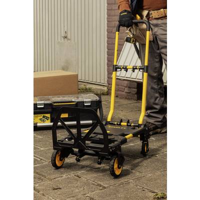 Eine gelbe Sackkarre steht auf dem Boden neben einem Werkzeugkoffer. Eine Person trägt Arbeitskleidung und hält die Karre.