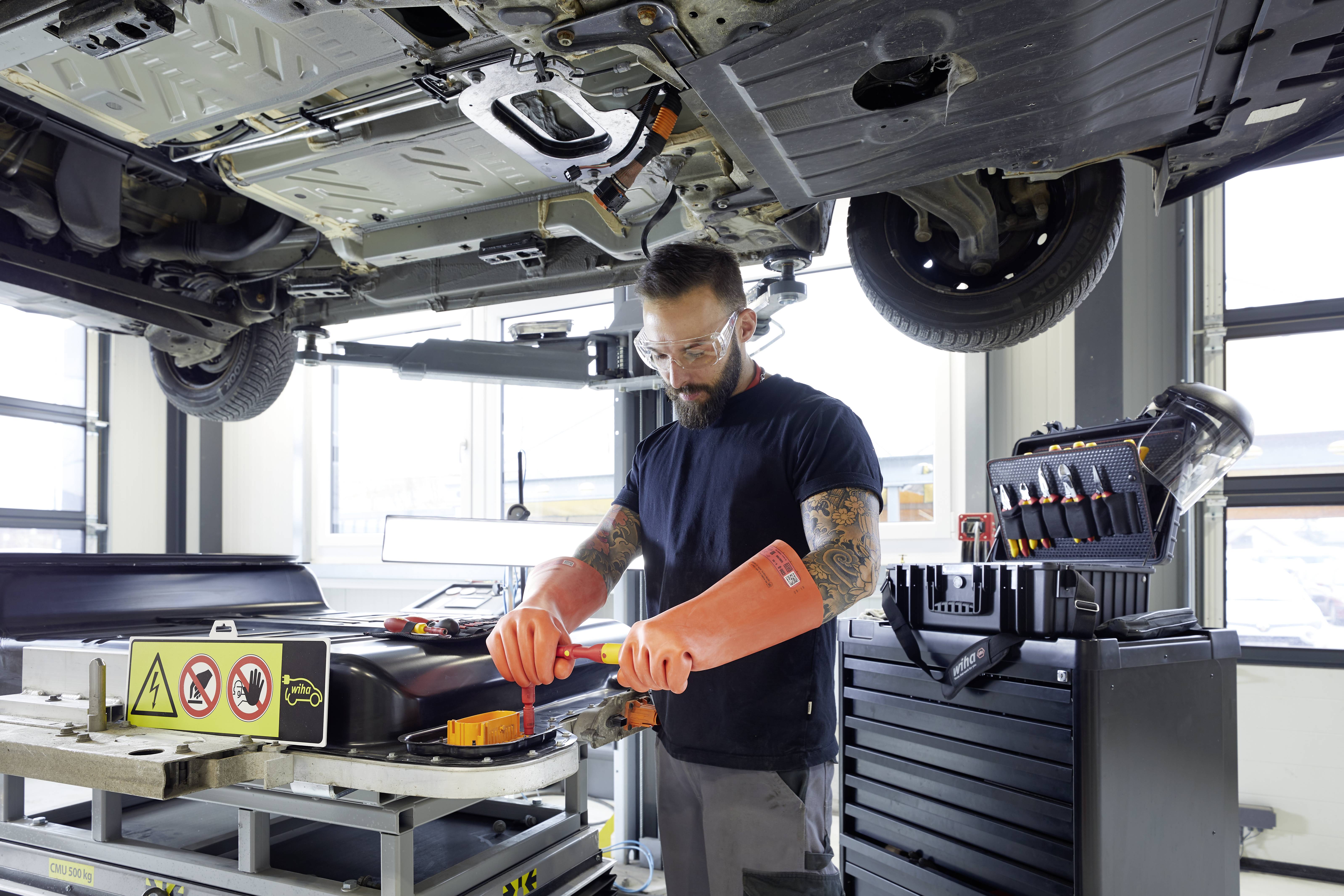 WIHA Werkzeugsortiment XL eMobility 77-teilig im Schutzkoffer-7