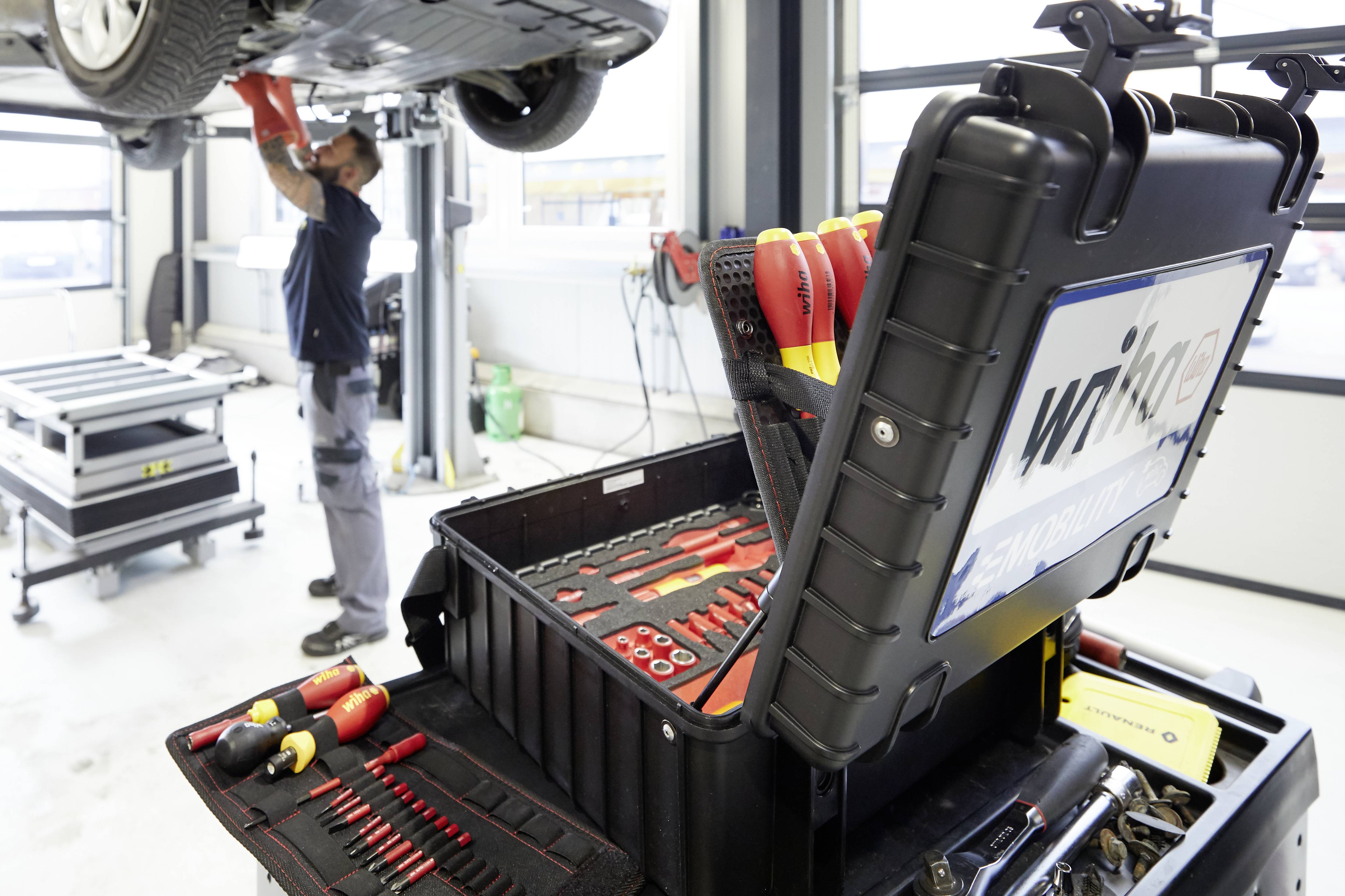 WIHA Werkzeugsortiment XL eMobility 77-teilig im Schutzkoffer-12