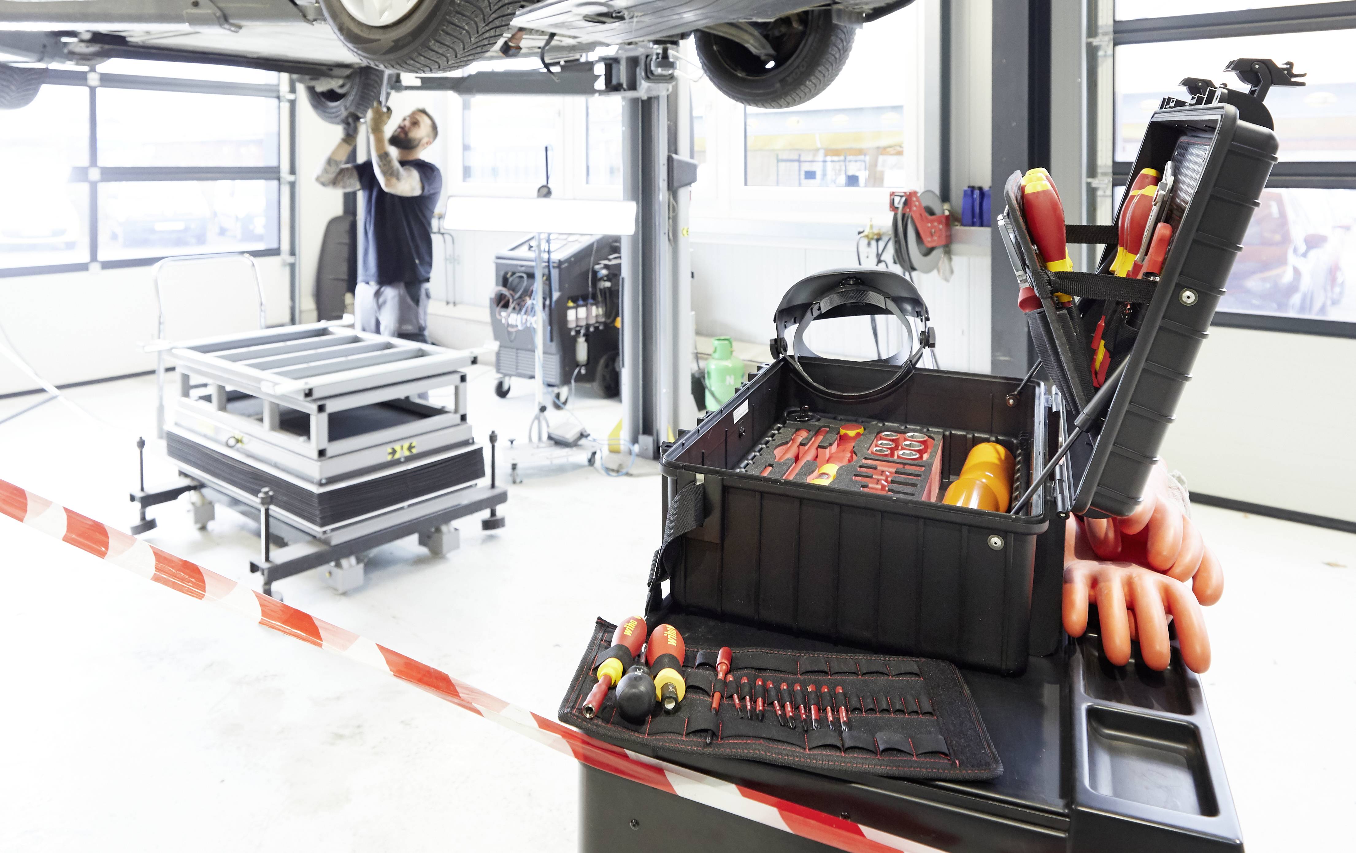 WIHA Werkzeugsortiment XL eMobility 77-teilig im Schutzkoffer-16