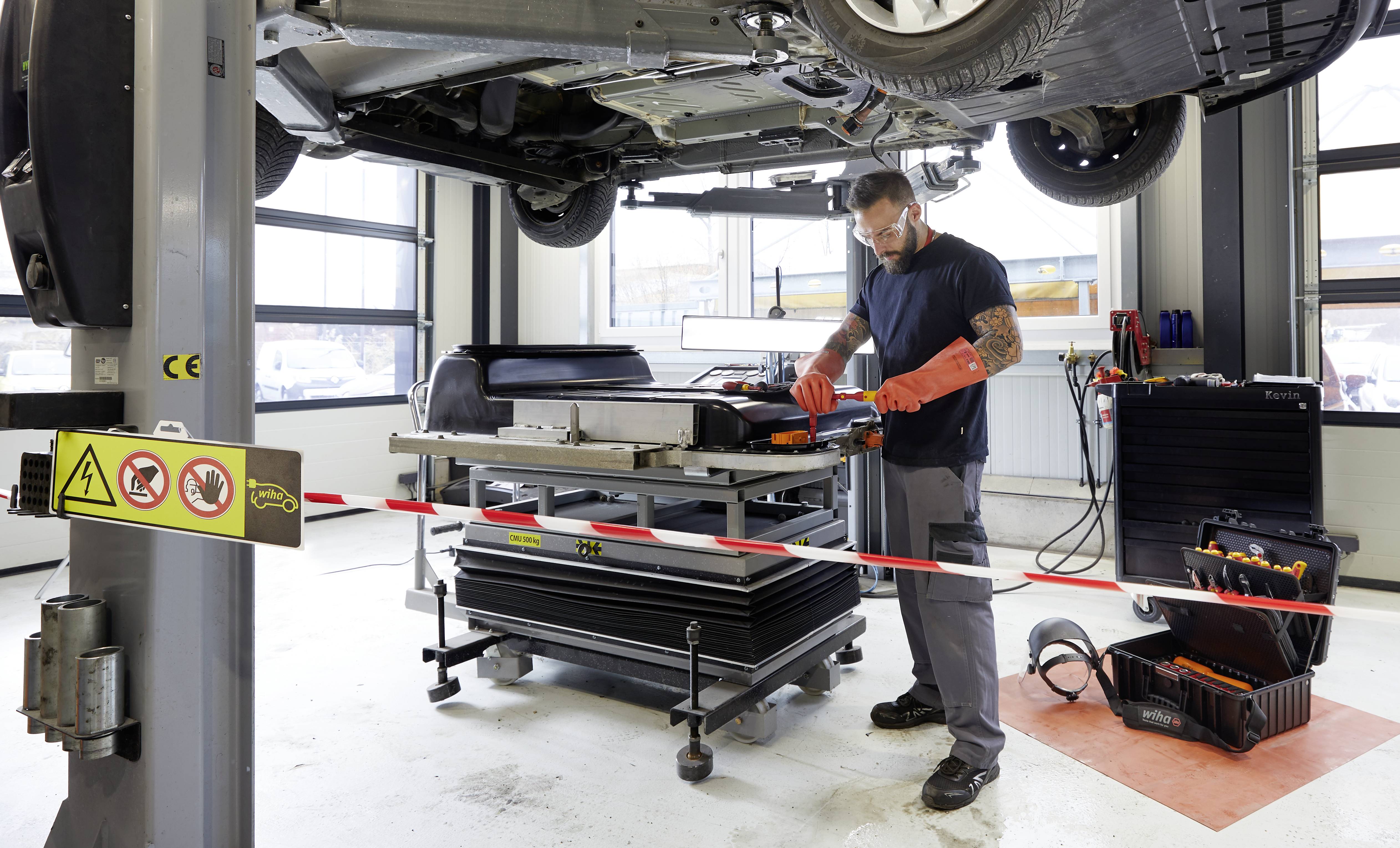 WIHA Werkzeugsortiment XL eMobility 77-teilig im Schutzkoffer-18