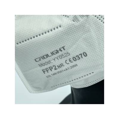 Eine FFP2-Maske mit der Aufschrift 'CRDLIGHT Model: XY0532 FFP2 NR CE 0370 EN 149:2001+A1:2009', gezeigt auf einer dunklen Oberfläche.
