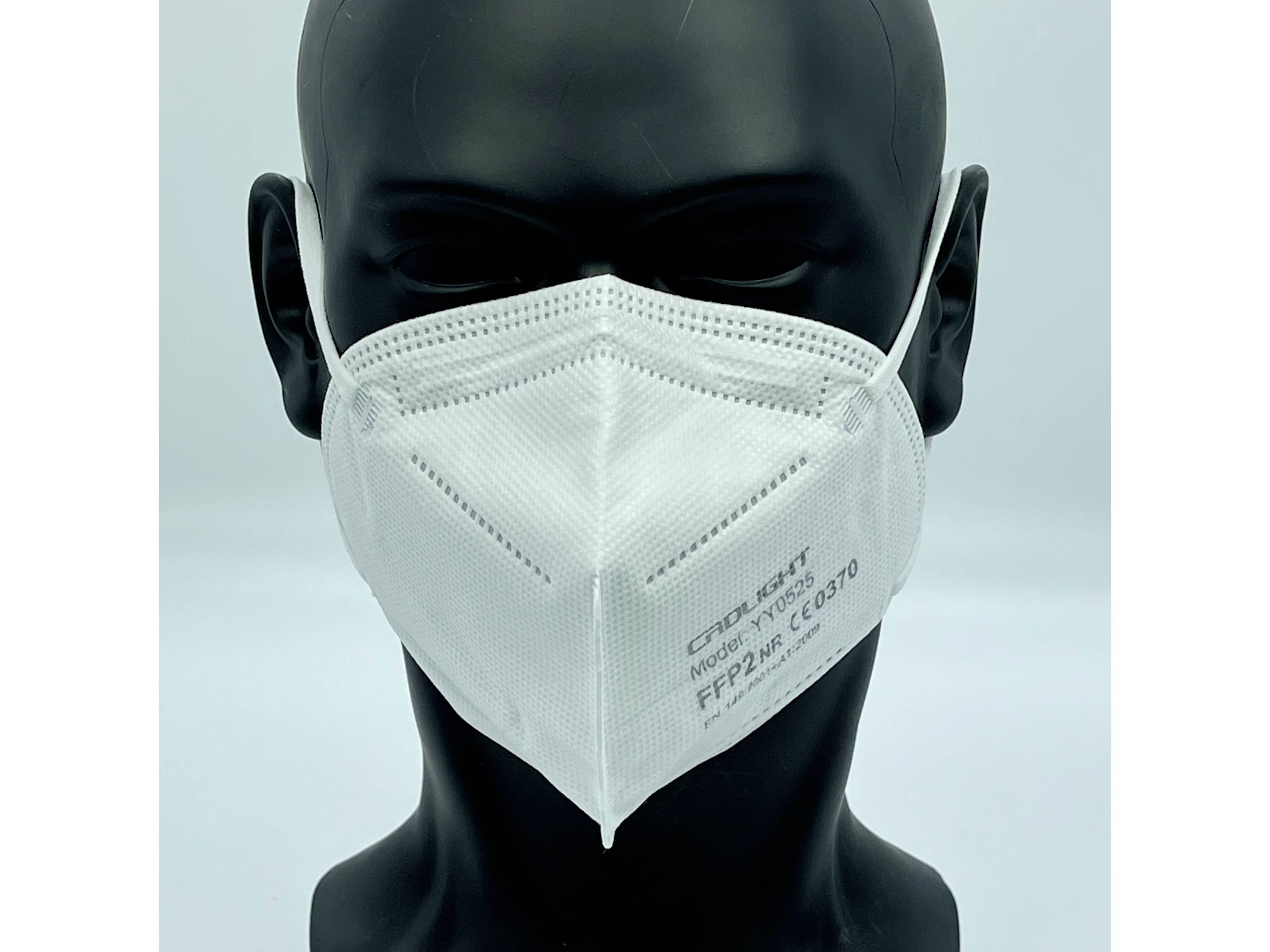 Eine weiße FFP2-Maske auf einem schwarzen Schaufensterkopf, mit seitlichem Aufdruck 'FFP2 NR CE 0370'.