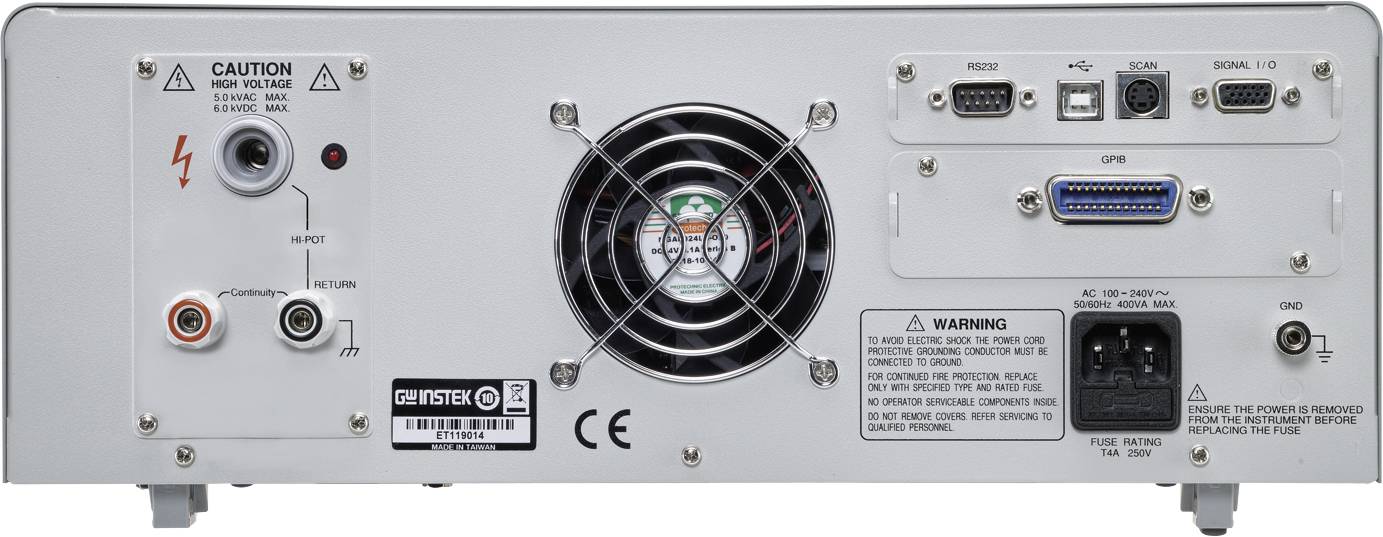Die Rückseite eines elektronischen Geräts zeigt einen Lüfter, mehrere Anschlüsse und Warnhinweise. Hinweise betreffen Spannung und Sicherheit.