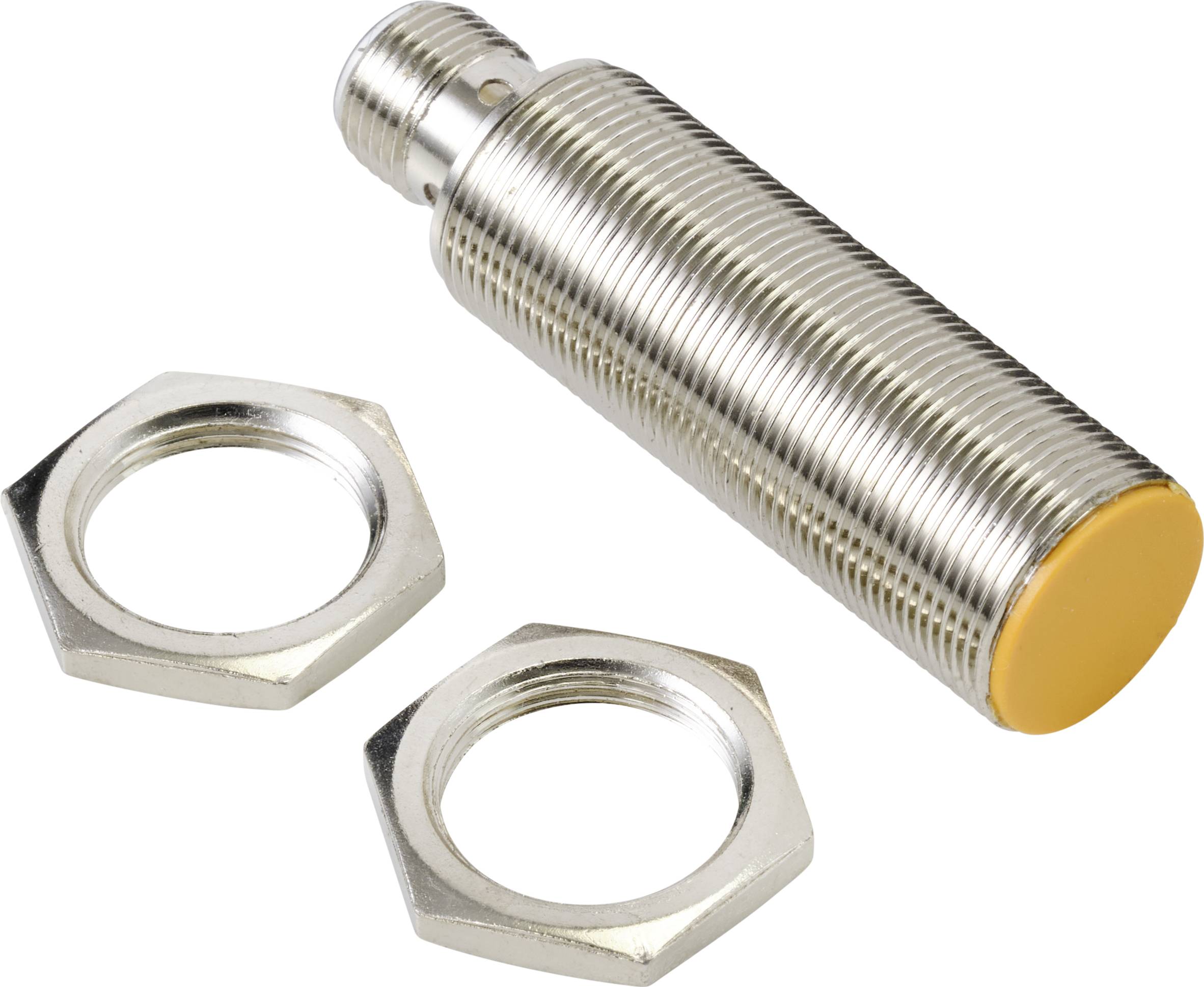 Ein zylindrischer, metallischer Näherungssensor mit gelber Spitze, daneben zwei Metallmuttern zur Befestigung.