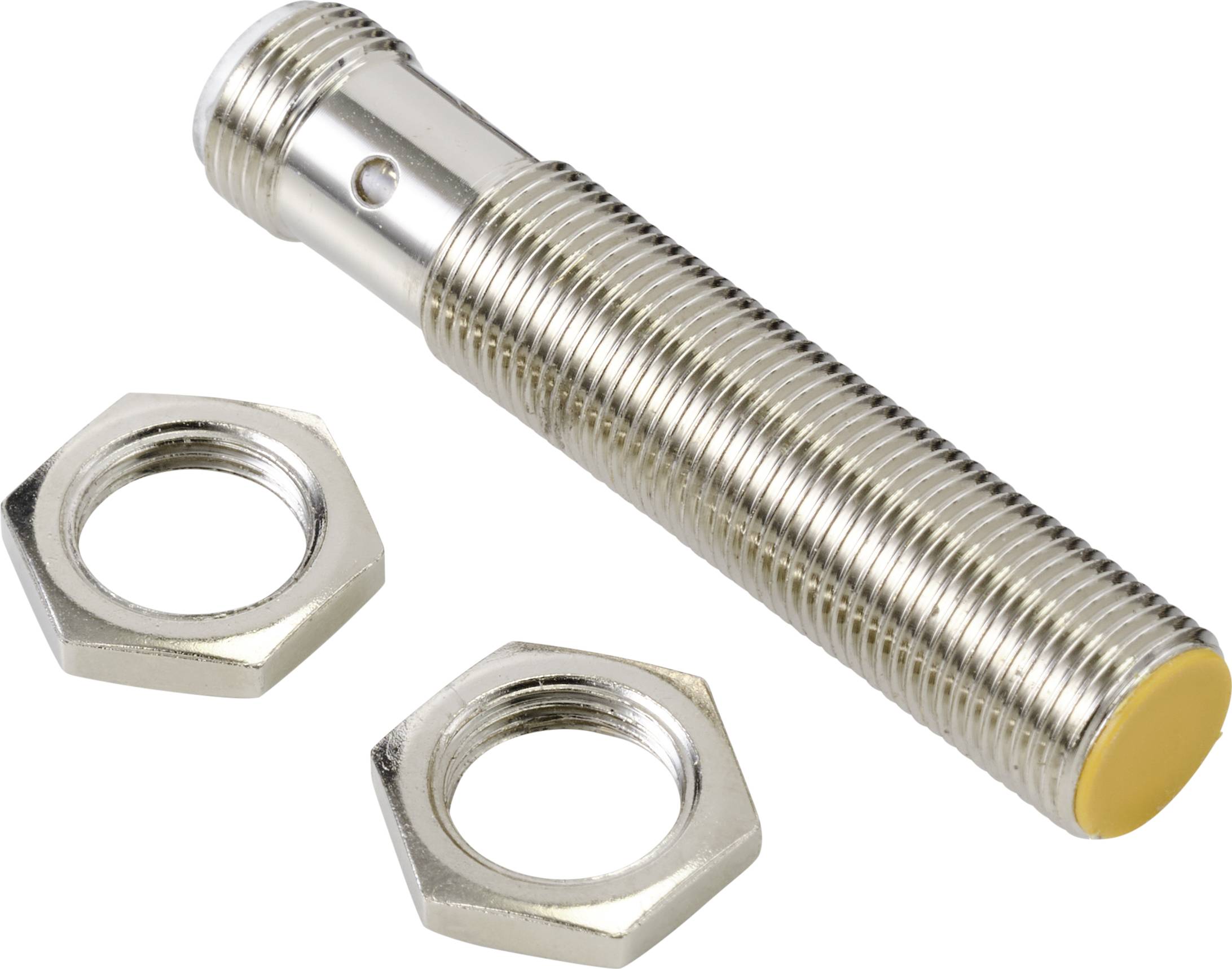 Ein zylindrischer Metall-Sensor mit gelber Spitze neben zwei sechseckigen Muttern.