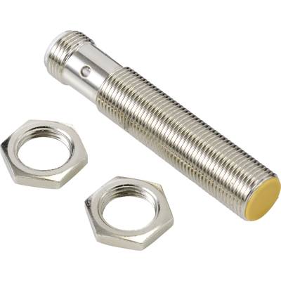 Ein zylindrischer Metall-Sensor mit gelber Spitze neben zwei sechseckigen Muttern.