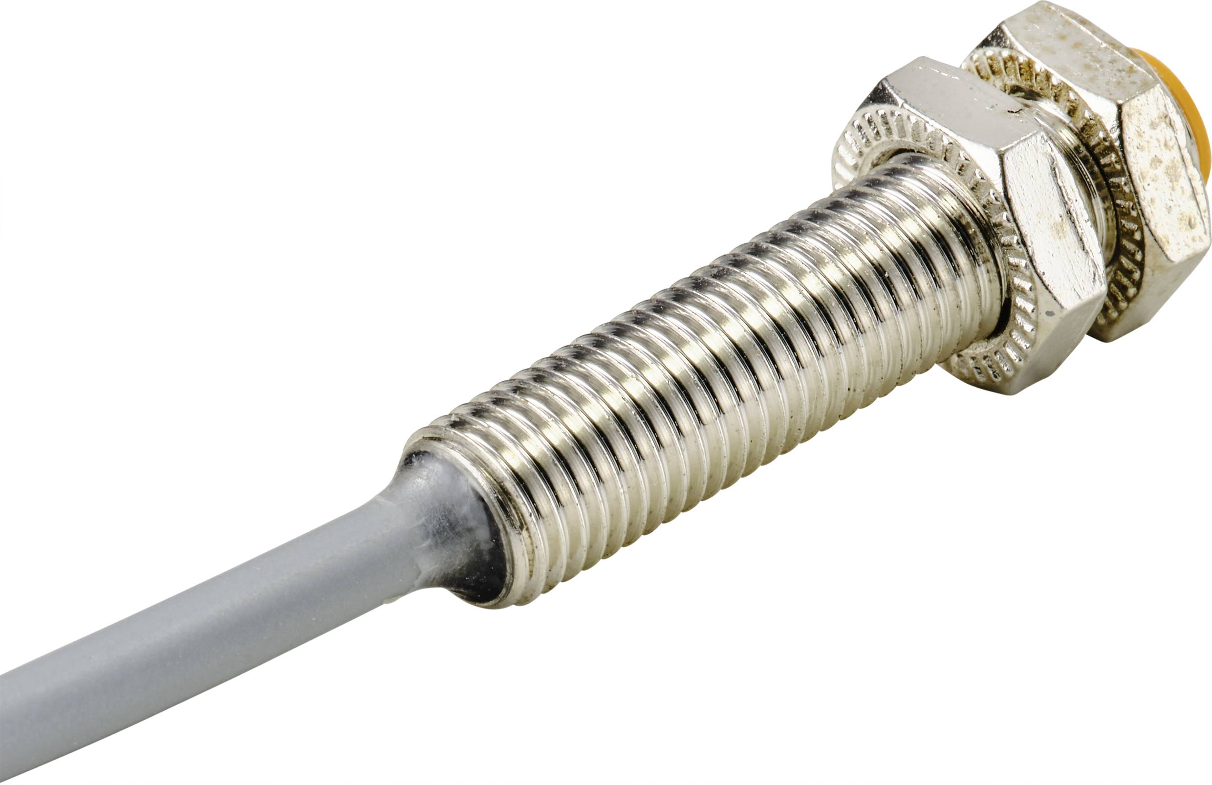 Ein zylindrischer, metallischer Sensor mit Gewinde und grauem Kabel, verwendet in industriellen Anwendungen zur Positions- oder Anwesenheitserkennung.