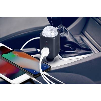 'Zwei Smartphones laden per USB über ein Ladegerät im Auto, eingesteckt in den Zigarettenanzünder neben dem Schalthebel.'