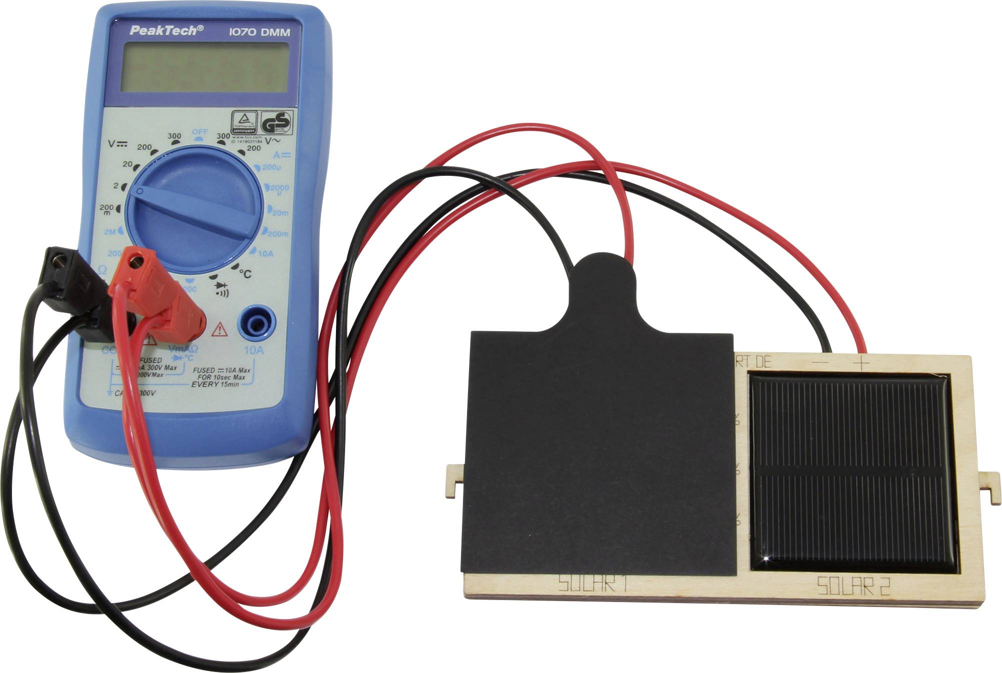 'Multimeter und Solarzellen verbunden mit Kabeln, zeigt elektrische Messung von Solarenergie.'