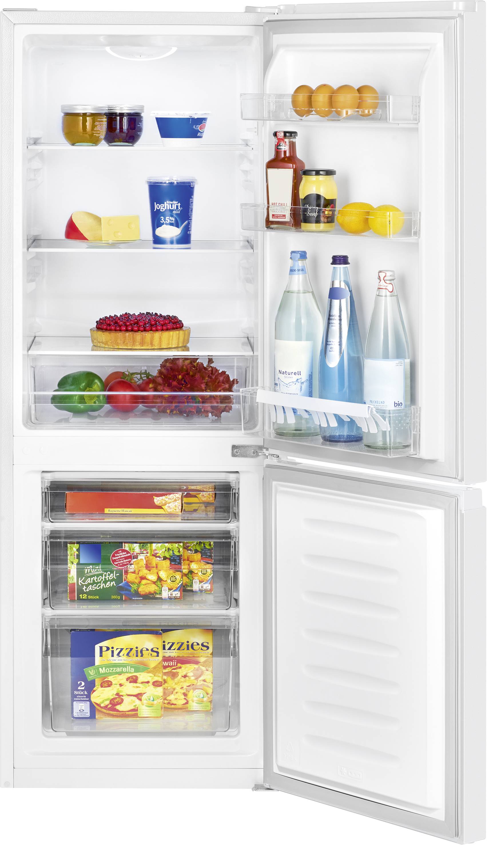 Ein geöffneter Kühlschrank zeigt auf den oberen Regalen Eier, Getränke, Marmelade und Käse. Unten sind Obst, Gemüse und Tiefkühlpizzen.