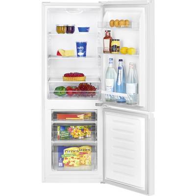 Ein geöffneter Kühlschrank zeigt auf den oberen Regalen Eier, Getränke, Marmelade und Käse. Unten sind Obst, Gemüse und Tiefkühlpizzen.