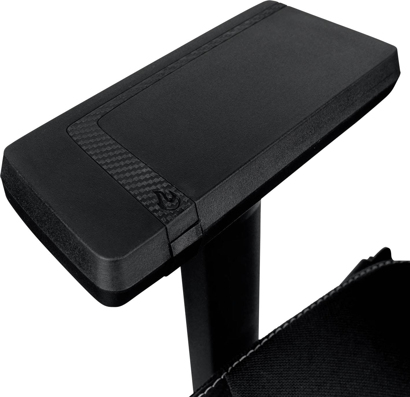 Armlehne eines schwarzen Bürostuhls mit glatter Oberfläche und nahtlosen Kanten, geeignet für ergonomisches Sitzen im Büro.