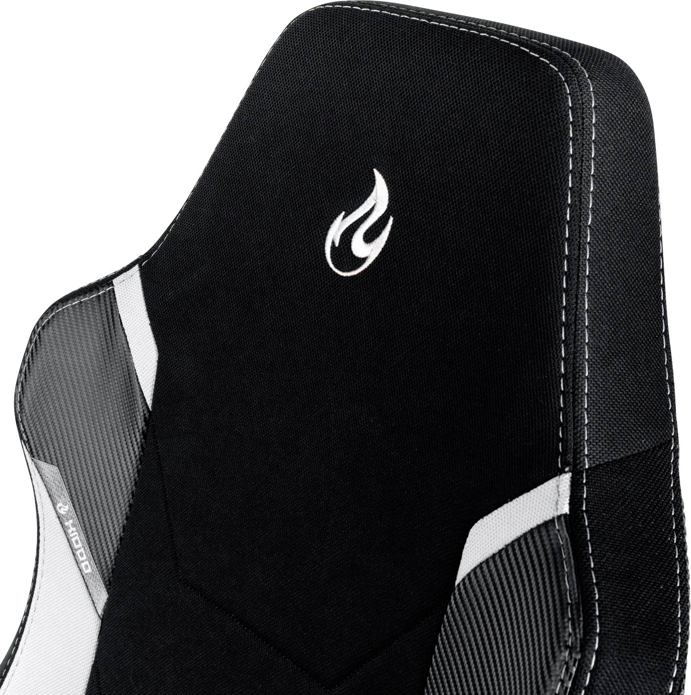 Schwarzer Gaming-Stuhl mit Flammenlogo auf der Rückenlehne, gesteppte Nähte und seitliche weiße Streifen für sportliches Design.