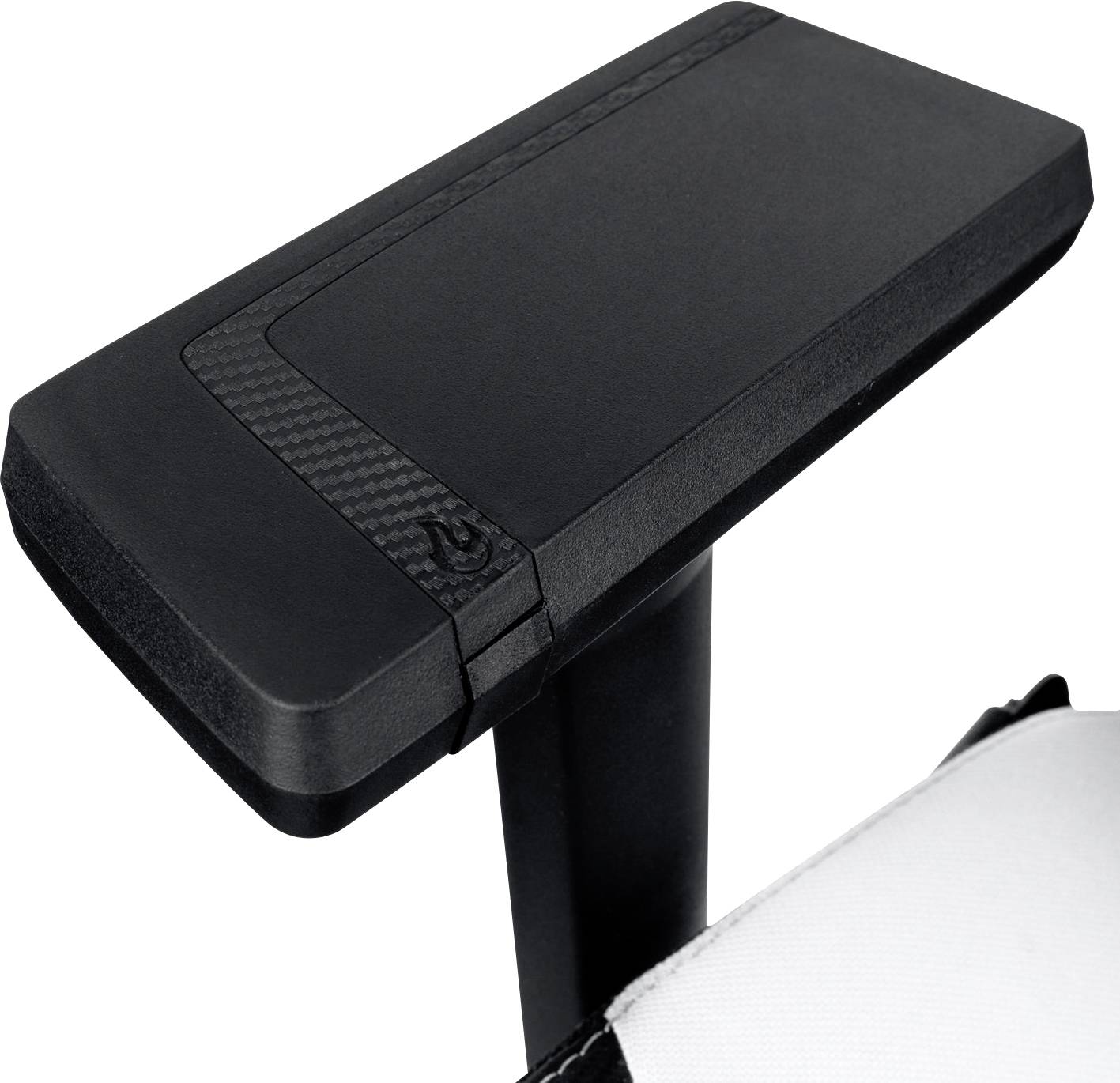 Schwarze Armlehne eines Bürostuhls mit weicher Polsterung und verstellbarem Mechanismus, neben weißem Polstermaterial.