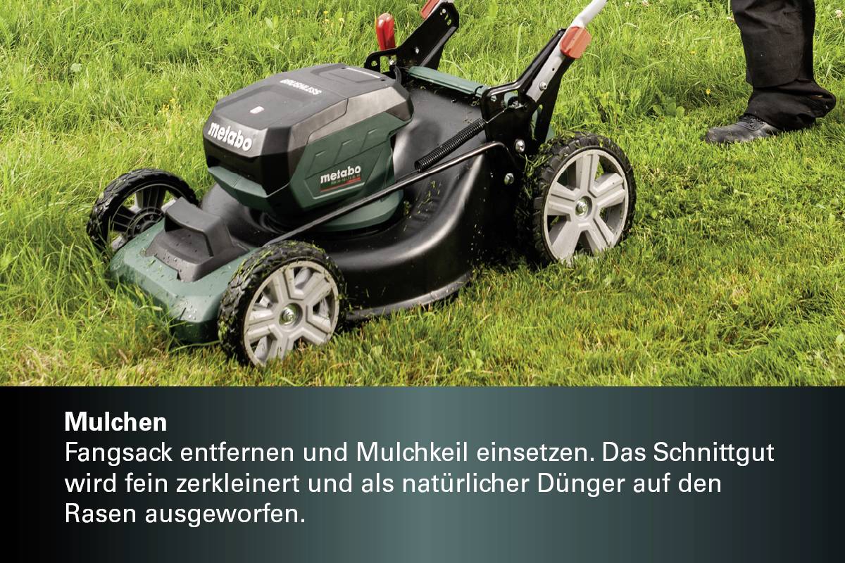 'Rasenmäher auf Rasen mit Hinweis: "Mulchen – Fangsack entfernen und Mulchkeil einsetzen. Schnittgut als Dünger verwenden."'