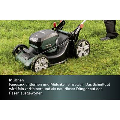 'Rasenmäher auf Rasen mit Hinweis: "Mulchen – Fangsack entfernen und Mulchkeil einsetzen. Schnittgut als Dünger verwenden."'