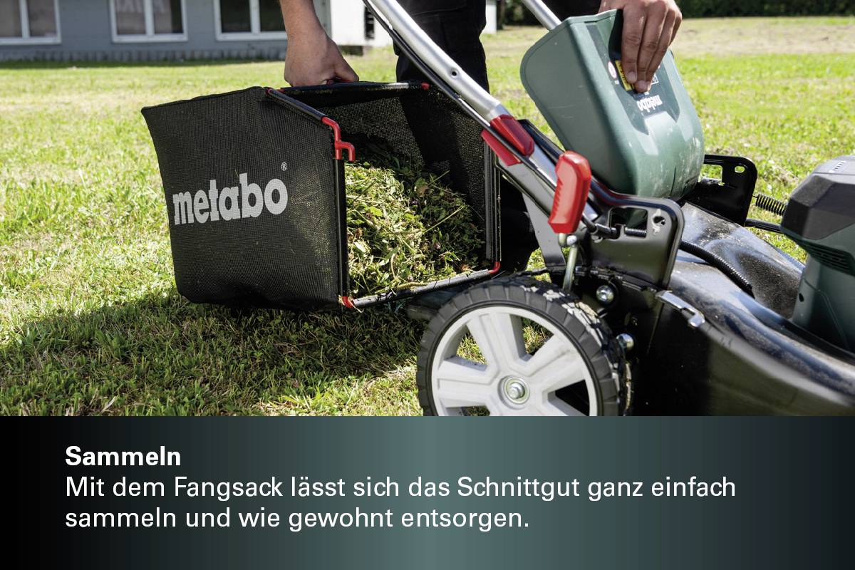 'Mann leert den Fangsack eines Rasenmähers voller Schnittgut. Der Sack trägt das Logo eines bekannten Werkzeugherstellers.'