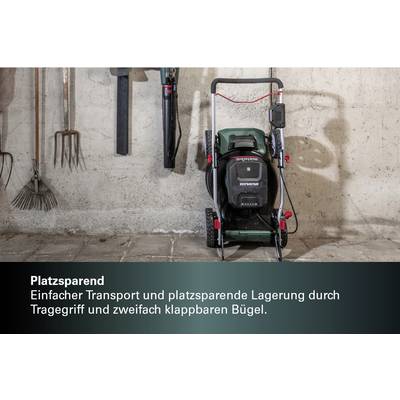 Eine Gartenmaschine vor einer Betonwand, umgeben von Gartenwerkzeugen. Text informiert über platzsparenden Transport und Lagerung.