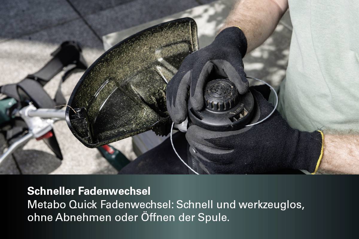 'Mann zeigt die Metabo Quick Fadenwechsel Funktion eines Rasentrimmers.'