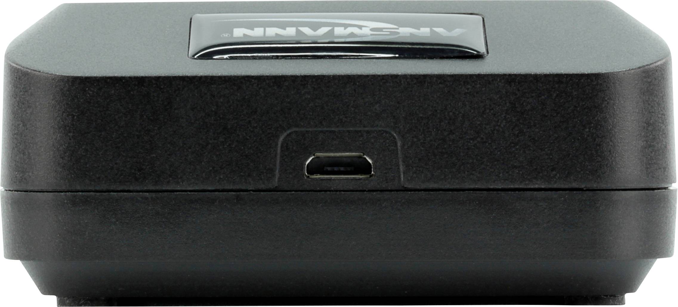 Ein rechteckiges, schwarzes Ladegerät mit einem Mikro-USB-Anschluss in der Mitte. Oberseite zeigt ein logo in Weiß.