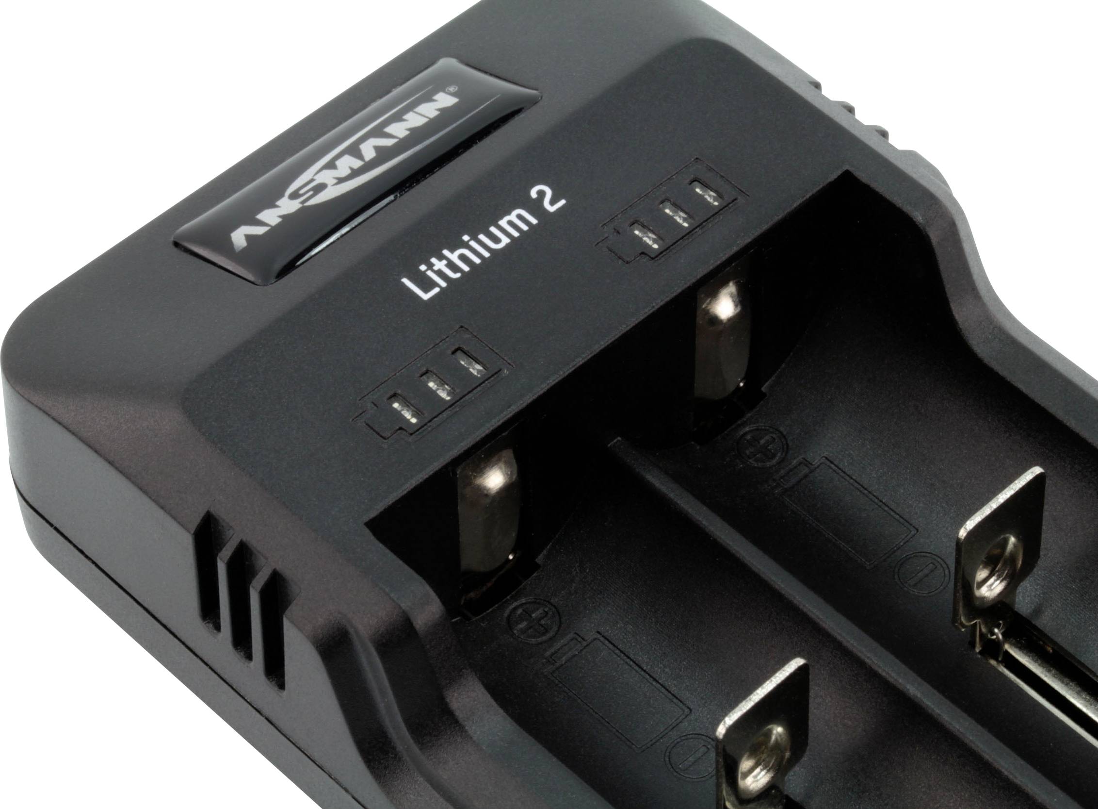 Lithium-Ionen-Akkuladegerät mit zwei Ladeplätzen, geeignet für Ansmann-Batterien. Zeigt Ladezustand mit LED-Anzeige.