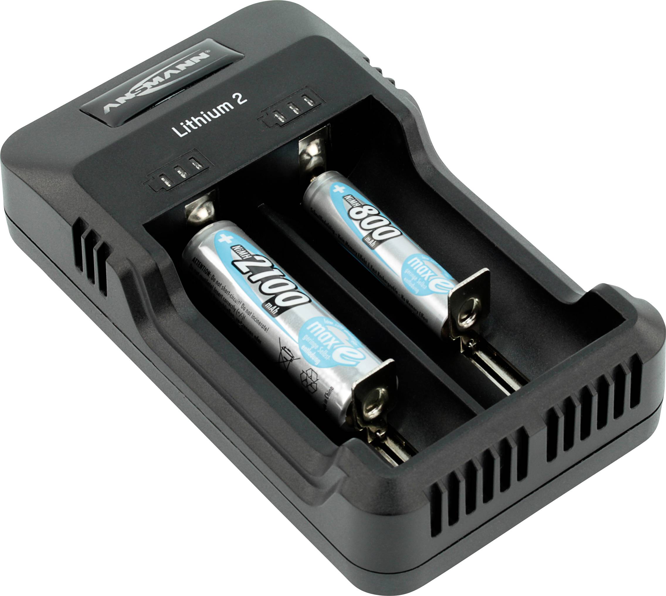 Ein schwarzes Ladegerät mit Platz für zwei AA-Batterien, von denen eine mit 'Li-Ion AA 800mAh' beschriftet ist.