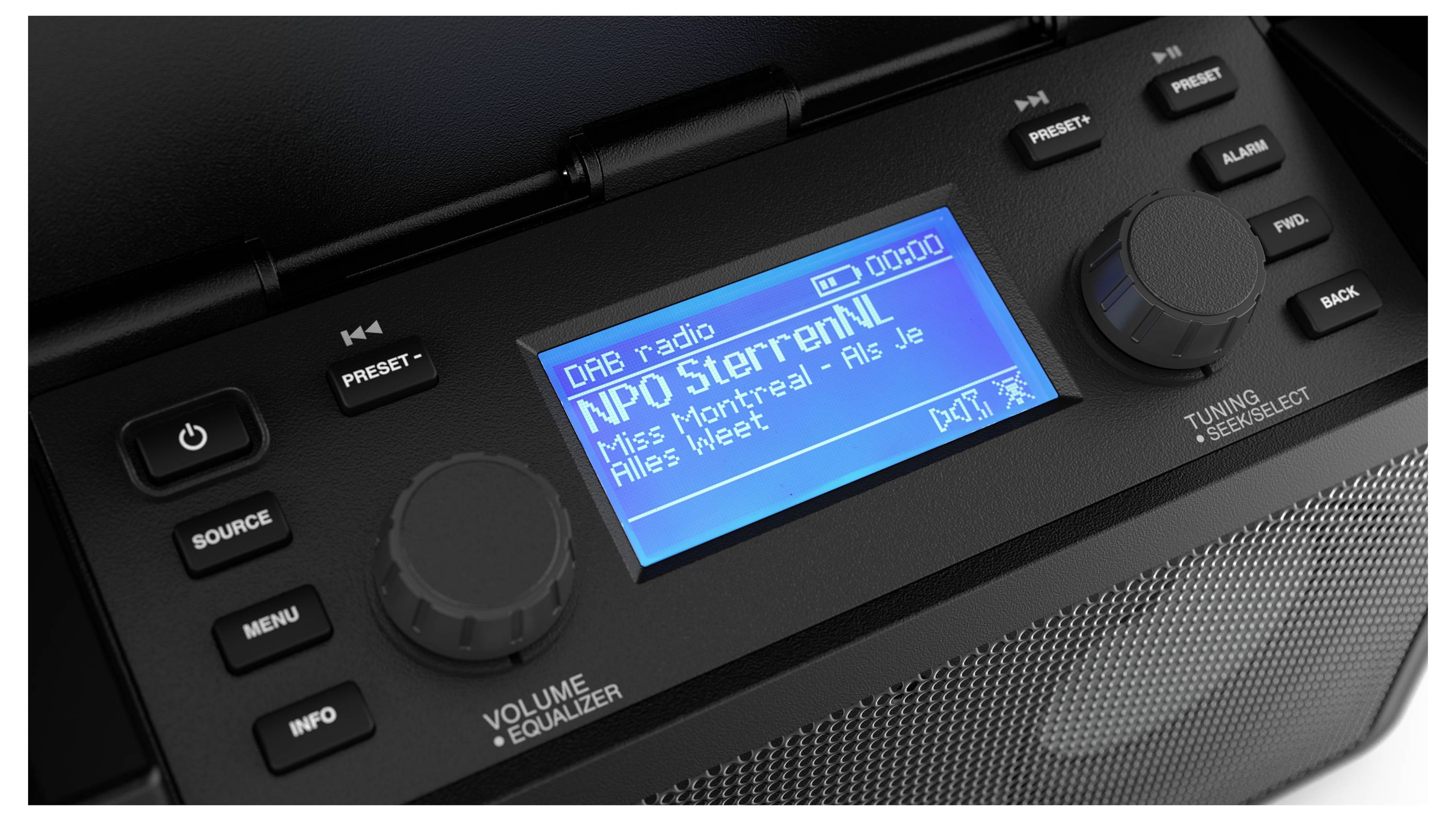 Schwarzes tragbares Radio mit offenem Deckel, zwei großen Lautsprechern und blauem Display in der Mitte. Enthält Tasten zur Steuerung.