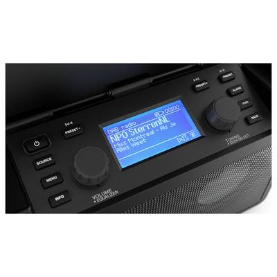 Ein DAB+ Radio mit LCD-Bildschirm, zeigt den Sender 'NPO SterrenNL' und den Titel 'Alles' von 'Miss Montreal'.