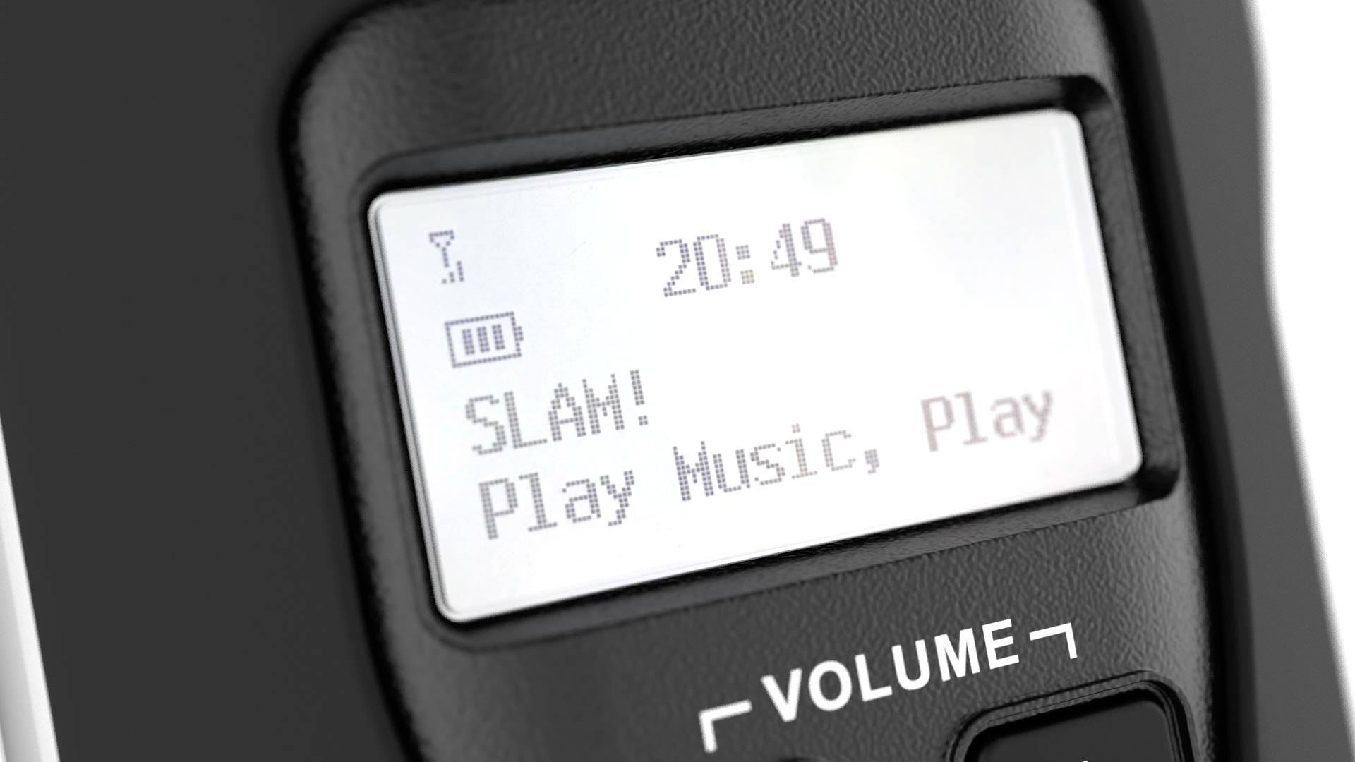 Display eines Geräts zeigt 'SLAM!' und 'Play Music, Play'. Akkuanzeige mit mittlerem Ladezustand, Uhrzeit 20:49.