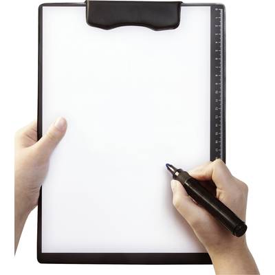 Eine Person hält ein Klemmbrett mit leerem Papier und notiert mit einem schwarzen Stift.