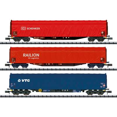 'Drei Güterwaggons auf Gleisen: oben rot mit 'DB Schenker', Mitte rot mit 'Railion Logistics', unten blau mit 'VTG'.'
