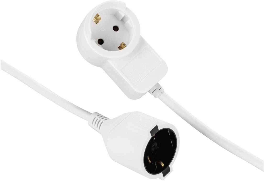 Ein weißes Verlängerungskabel mit Schuko-Stecker und -Buchse. Der Stecker ist nah an der Buchse der Wand platziert.