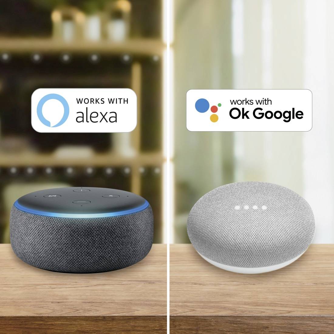 Zwei smarte Lautsprecher auf einem Tisch. Links: Alexa-kompatibel, rechts: Google Assistant-kompatibel. Hintergrund unscharf.