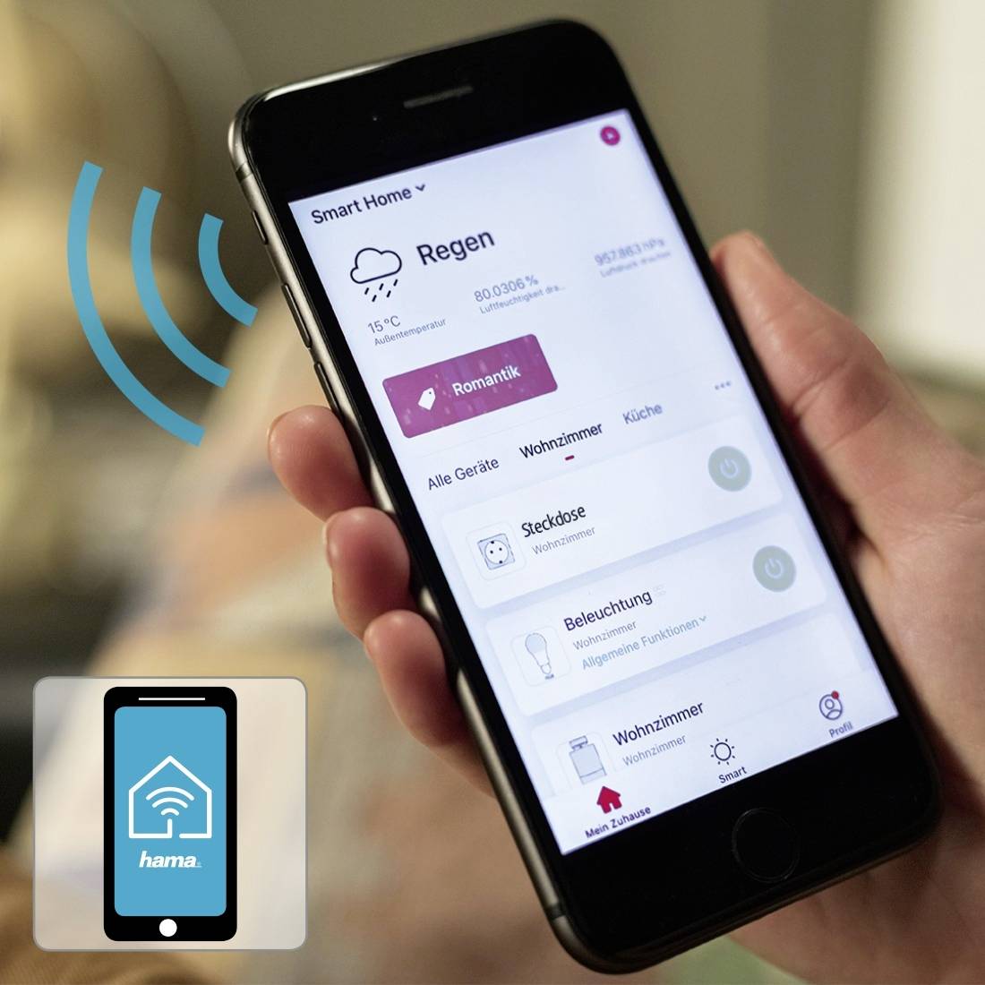 Smartphone zeigt Smart Home App mit Wetterinfo 'Regen', Temperaturanzeige und Steuerungselementen für Beleuchtung und Steckdose.