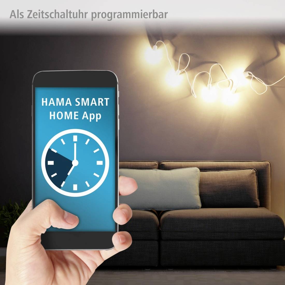 Ein Smartphone zeigt die 'HAMA SMART HOME App' mit einem Uhrsymbol. Im Hintergrund ein beleuchtetes, modernes Wohnzimmer.