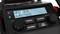 Ein Radio mit Digitalanzeige zeigt 'NPO 3FM AVROTROS'. Knöpfe für Lautstärke, Quelle, und Lautstärke.