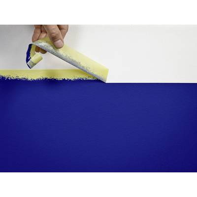 Eine Hand zieht Klebeband von einer gestrichenen Wand ab, um eine saubere Kante zwischen blauer und weißer Farbe zu zeigen.
