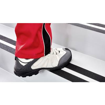 Person mit roten Hosen steigt eine Treppe hinauf. Fokus auf weißen Sportschuh.