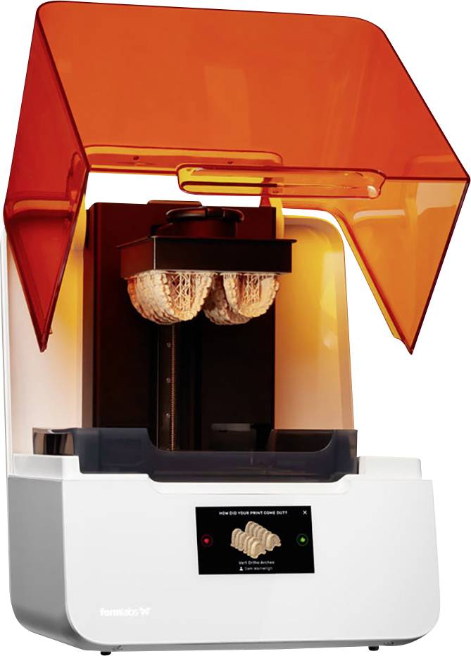 Ein 3D-Drucker mit halbtransparenter orangefarbener Abdeckung druckt ein Objekt. Digitales Display auf der Vorderseite.