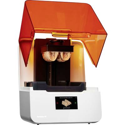 '3D-Drucker mit orangefarbenem Schutzgehäuse in Betrieb, druckt schichtweise ein Modell. Display zeigt Fortschritt.'