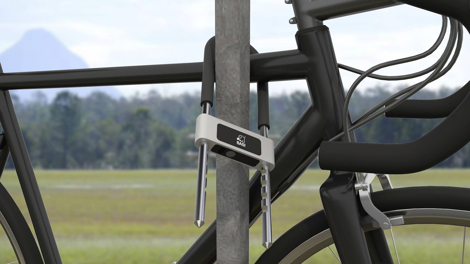 Fahrrad mit schwarzem Rahmen steht gesichert an einem grauen Pfosten mit einem robusten Bügelschloss, Landschaft im Hintergrund.