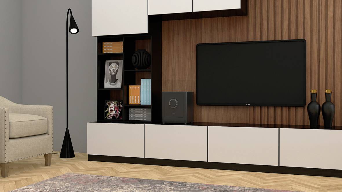 Ein modernes Wohnzimmer zeigt ein Regal mit Dekorationen, einen Fernseher auf einem Schrank und eine Stehlampe neben einem Sessel.