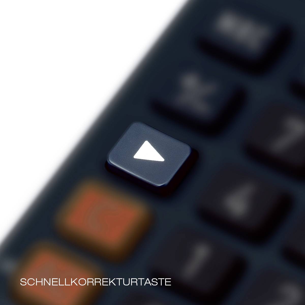 Eine weiße Taste auf einer Tastatur zeigt einen Pfeil an, bezeichnet als 'Schnellkorrekturtaste'.