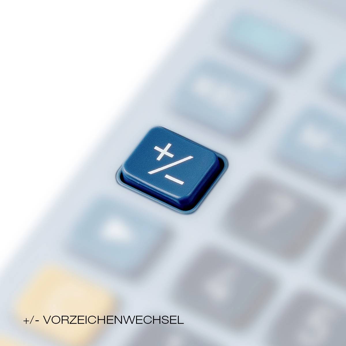 Die Nahaufnahme einer blauen Taste auf einem Taschenrechner zeigt das Symbol '+/-', das in der unteren linken Ecke des Bildes mit 'Vorzeichenwechsel' beschriftet ist.