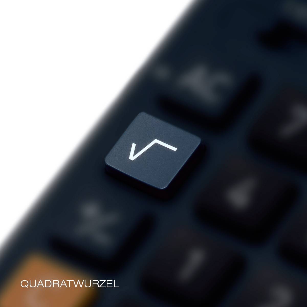 Eine Quadratwurzel-Taste auf einer dunklen Tastatur. Links unten steht das Wort 'Quadratwurzel'.