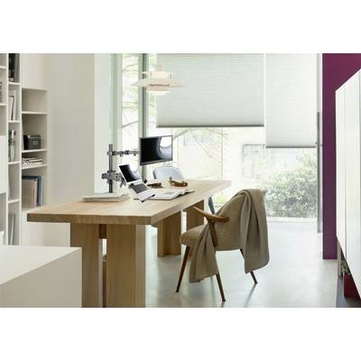 Ein modern eingerichtetes Büro mit einem Holztisch, einem Bürostuhl und zwei Monitoren am Schreibtisch. Sonnenlicht dringt durch große Fenster.